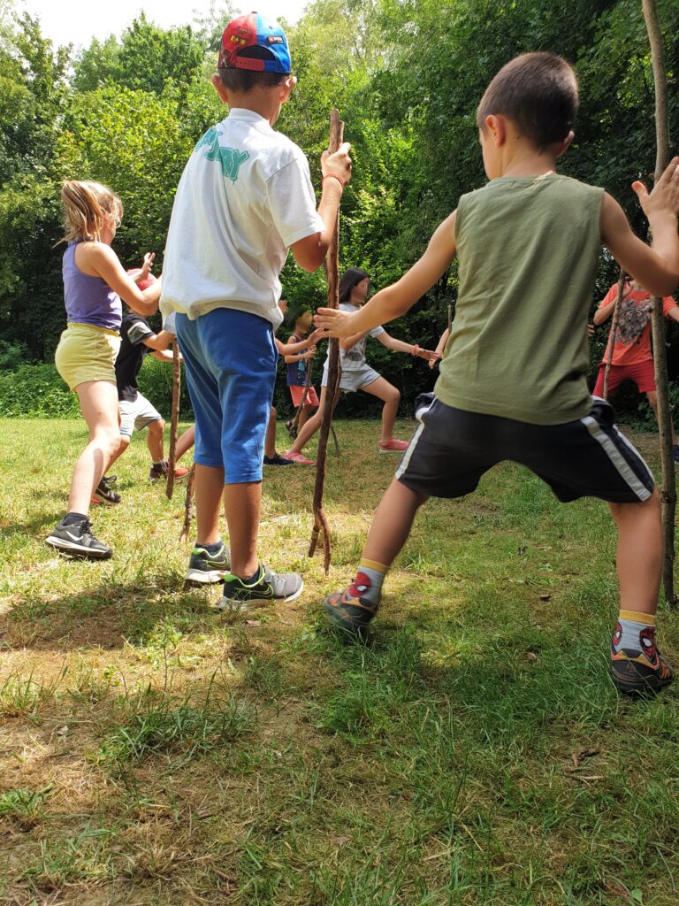 bambini e bambine che giocano all'aperto