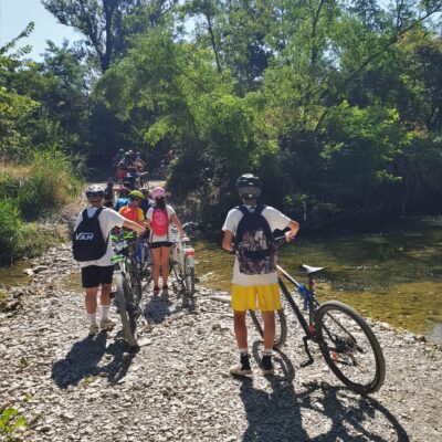 nlss-1 bambini e bambine che vanno in bici ll'aperto