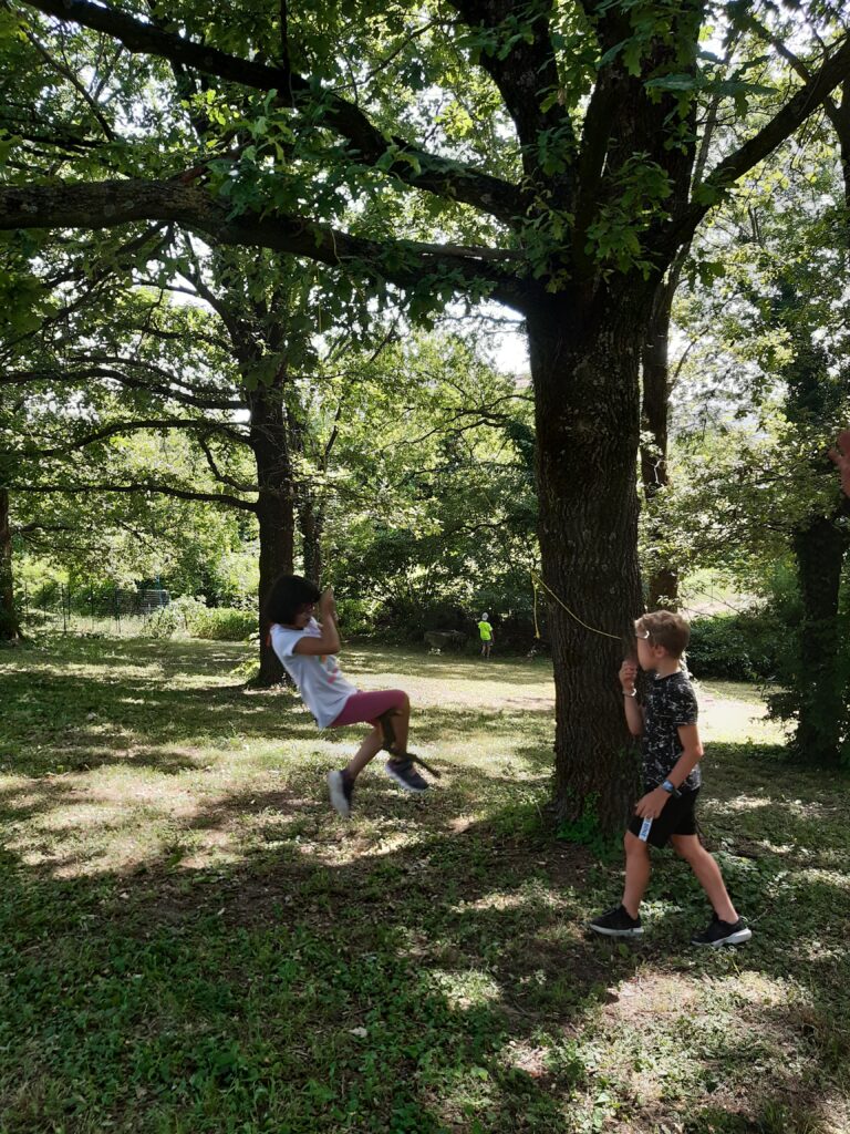 bambini e bambine che giocano all'aperto