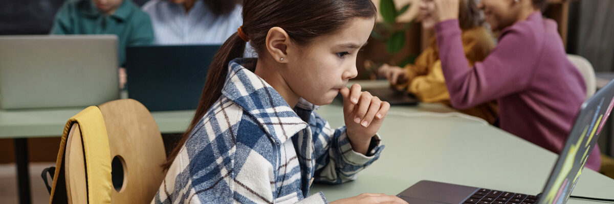 bambina in classe al computer