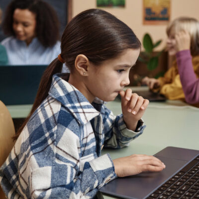 bambina in classe al computer